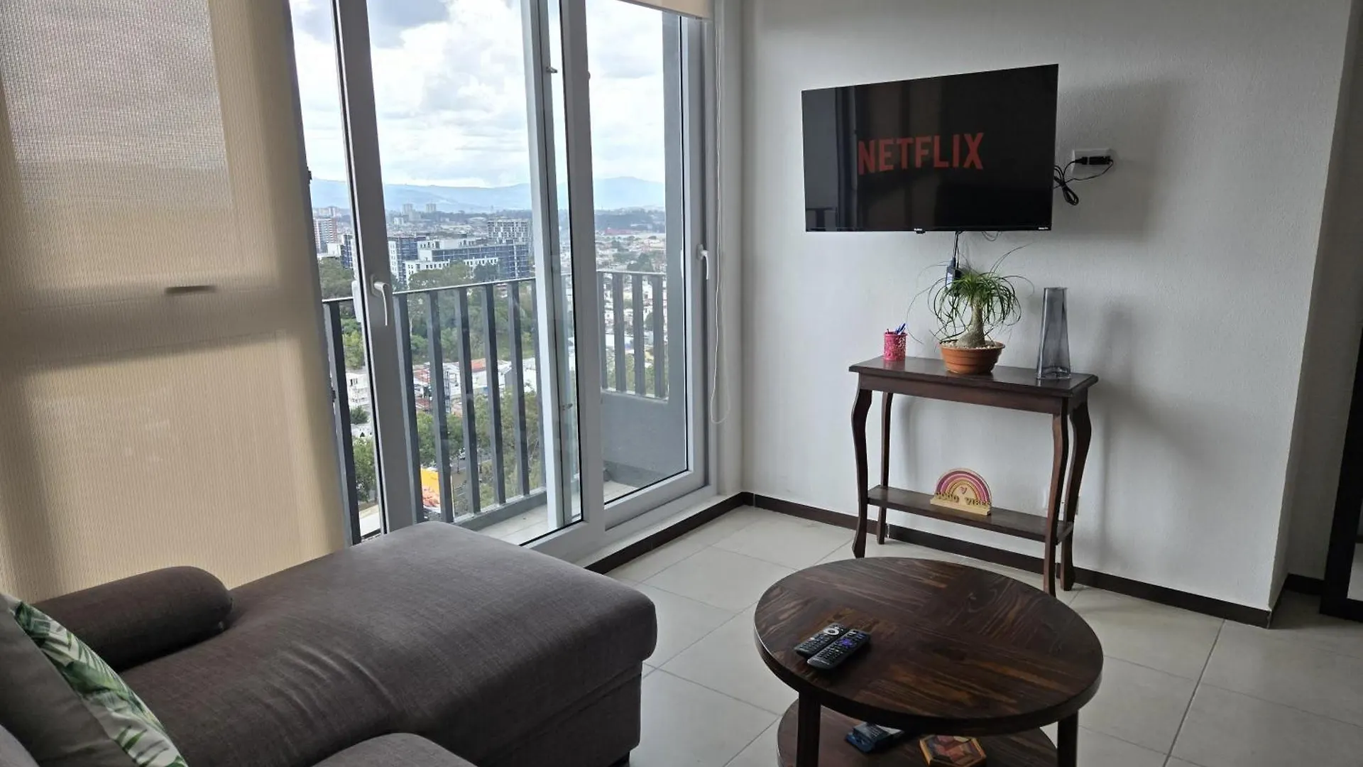 Luxury King Bed With Free Pool & Gym - Parque San Jorge Z11 Apartment Guatemala City 0*,  Guatemala
